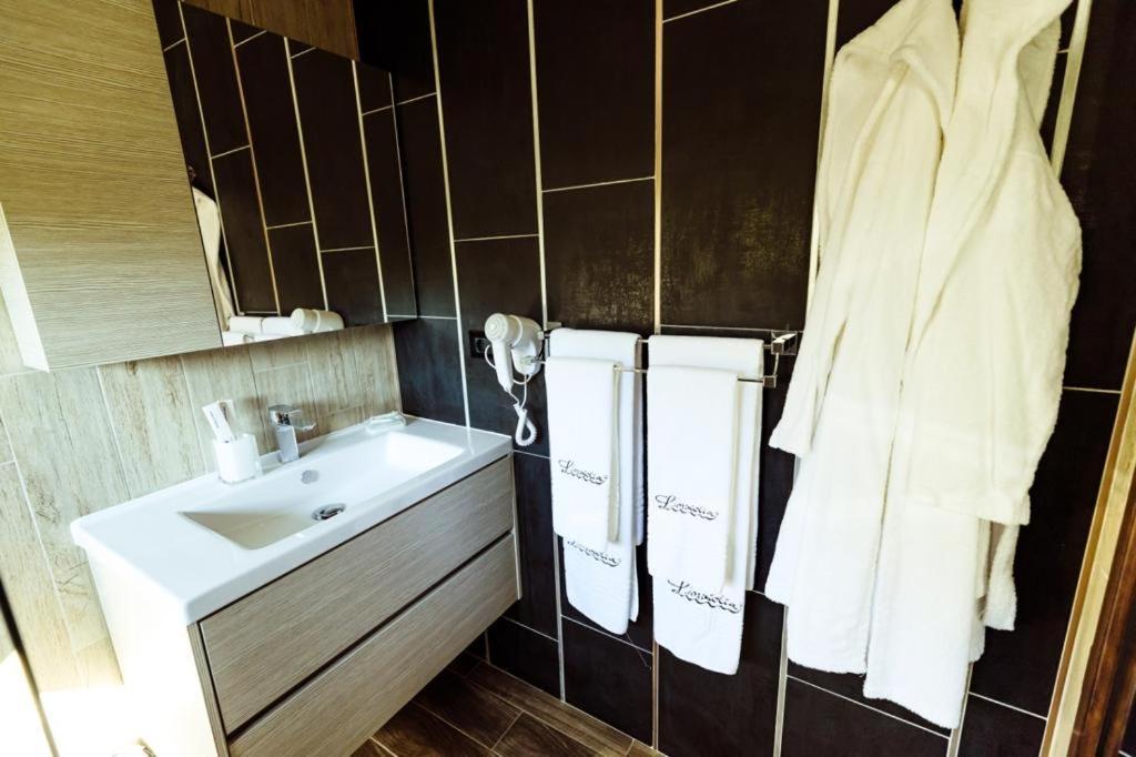 Hotel L'Invidia à Novaci-Străini Extérieur photo