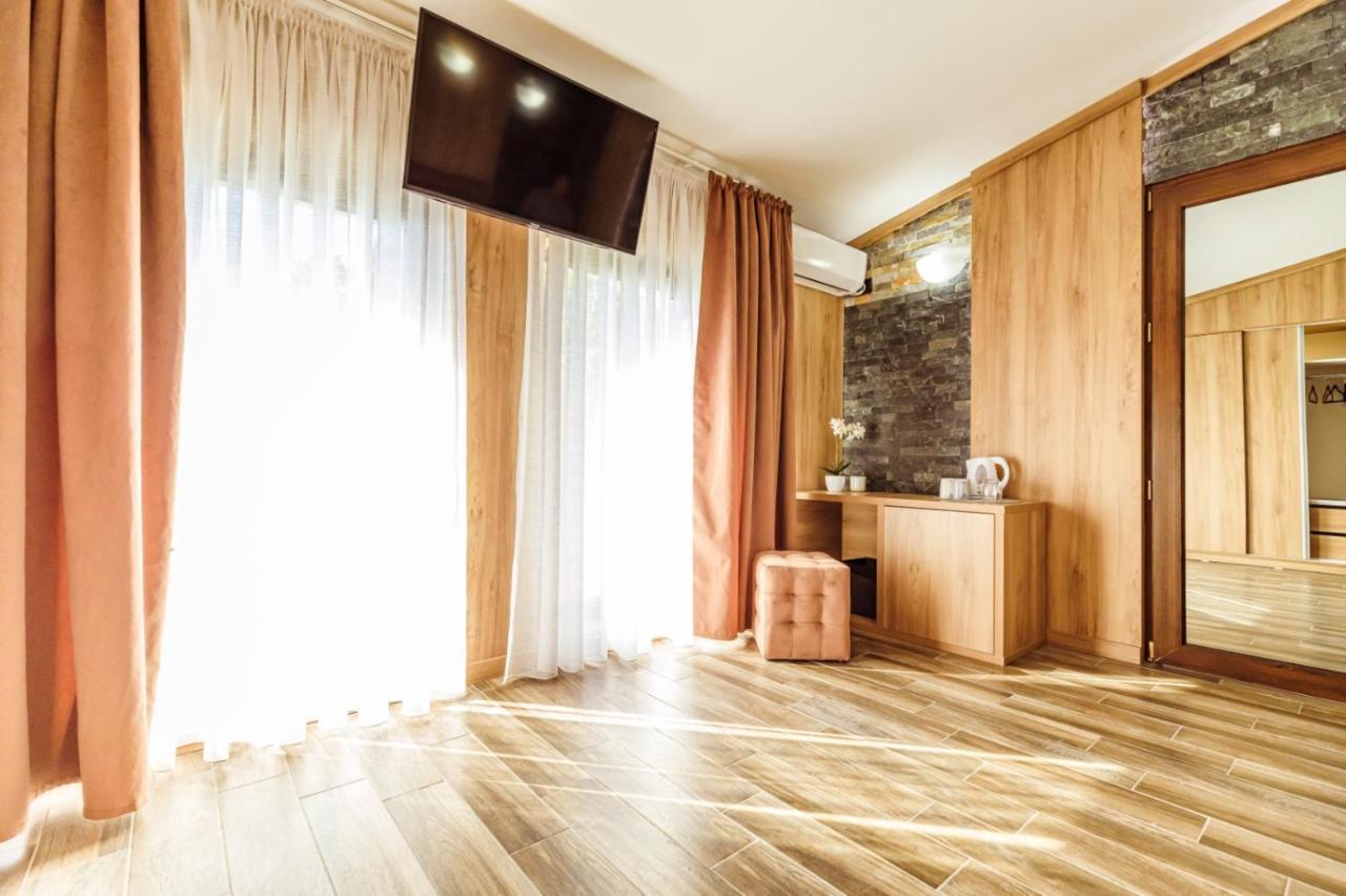 Hotel L'Invidia à Novaci-Străini Extérieur photo