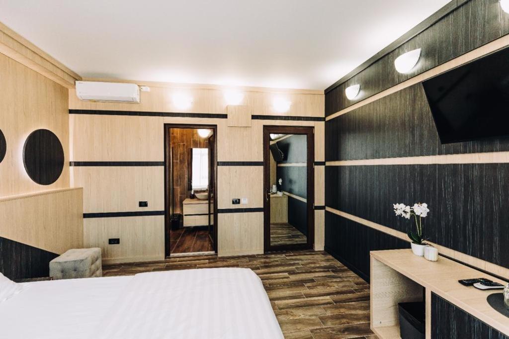 Hotel L'Invidia à Novaci-Străini Extérieur photo
