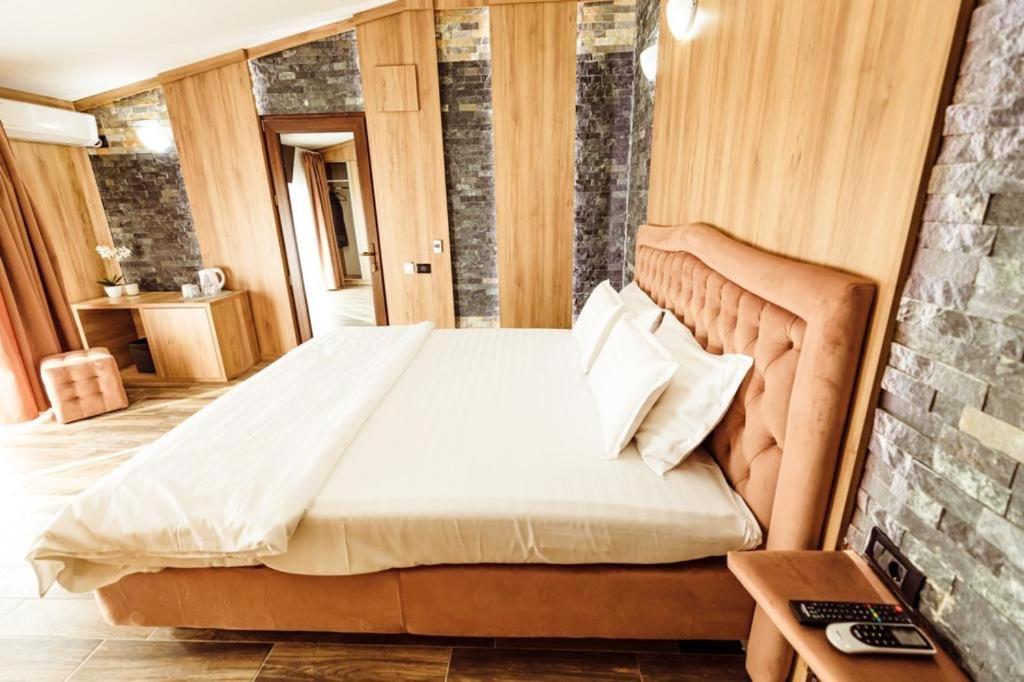 Hotel L'Invidia à Novaci-Străini Extérieur photo