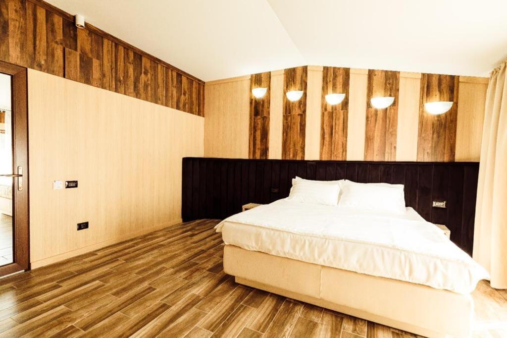 Hotel L'Invidia à Novaci-Străini Extérieur photo