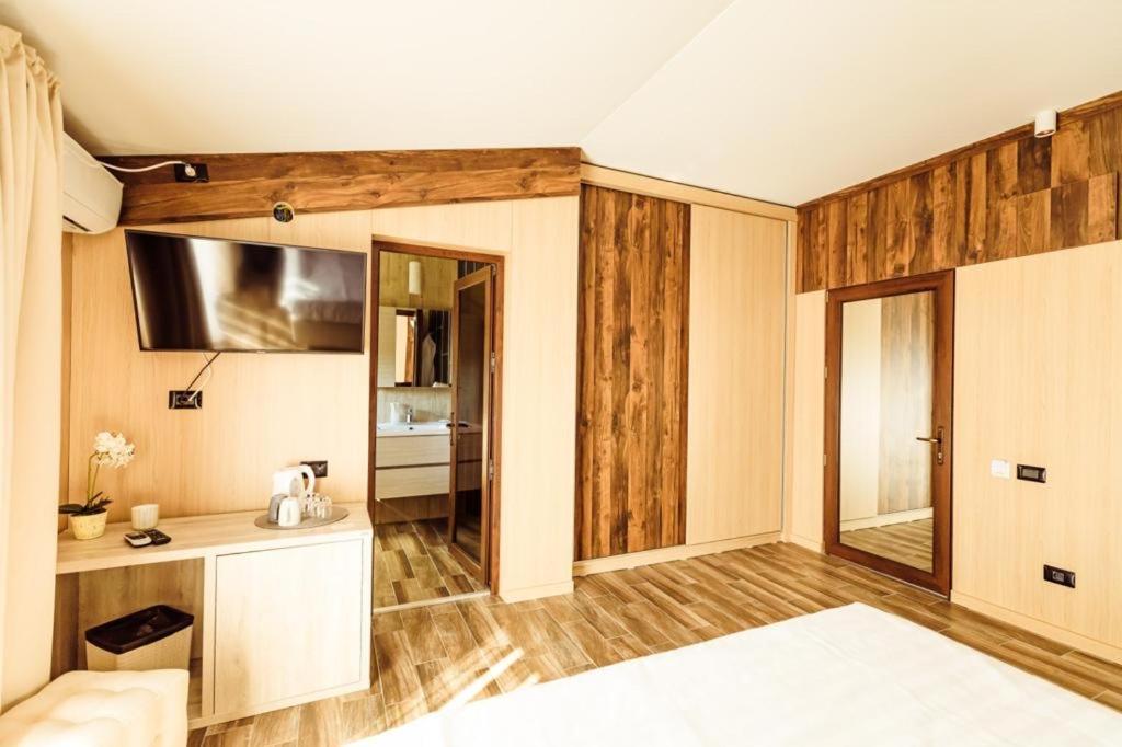 Hotel L'Invidia à Novaci-Străini Extérieur photo