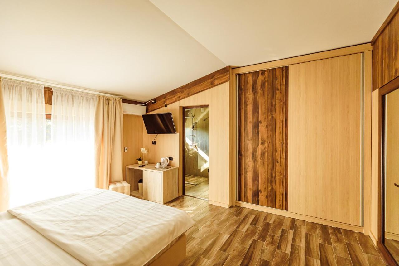 Hotel L'Invidia à Novaci-Străini Extérieur photo