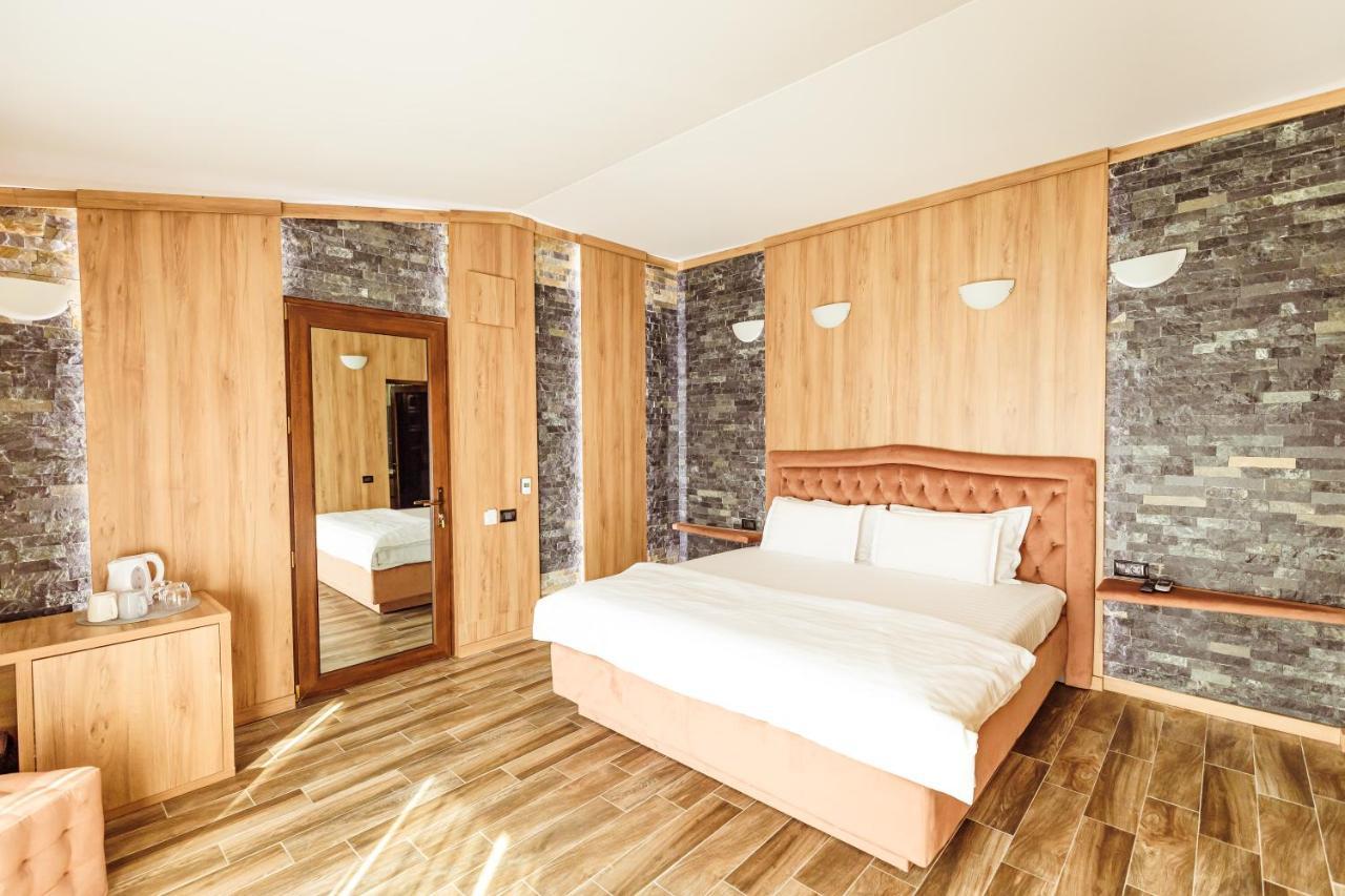 Hotel L'Invidia à Novaci-Străini Extérieur photo