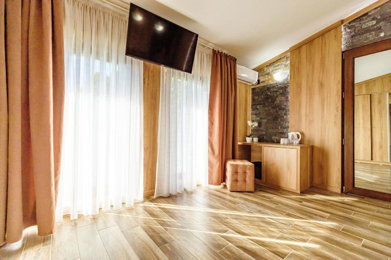 Hotel L'Invidia à Novaci-Străini Extérieur photo